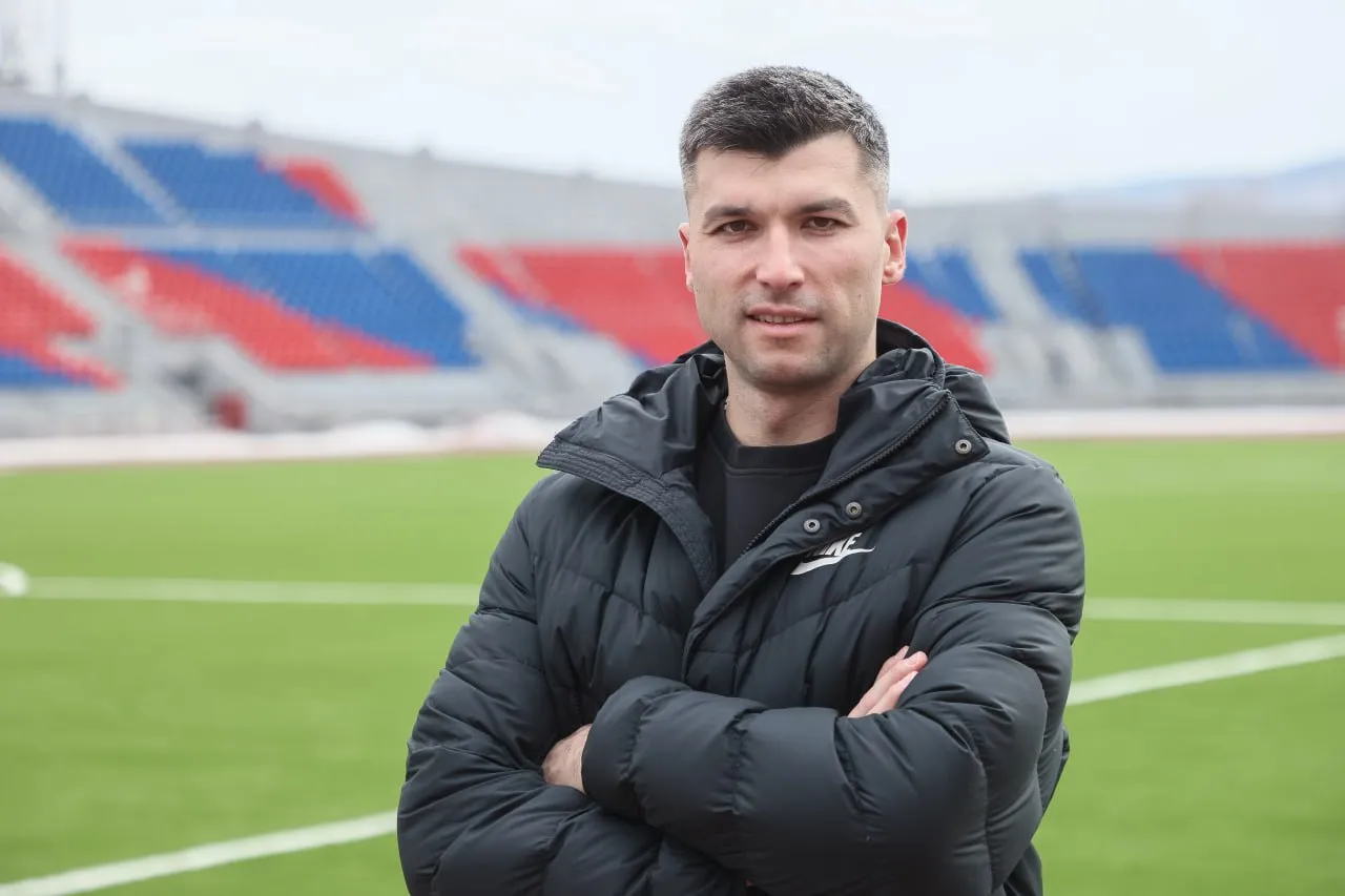 «Все считали, я с футболом закончил, но знал, что вернусь». Защитник ФК «Енисей» Владимир Хозин о последних матчах, лучших игроках и сбывшейся мечте