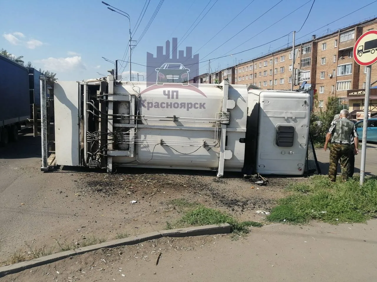 В Красноярске на улице Говорова грузовик завалился на бок при повороте
