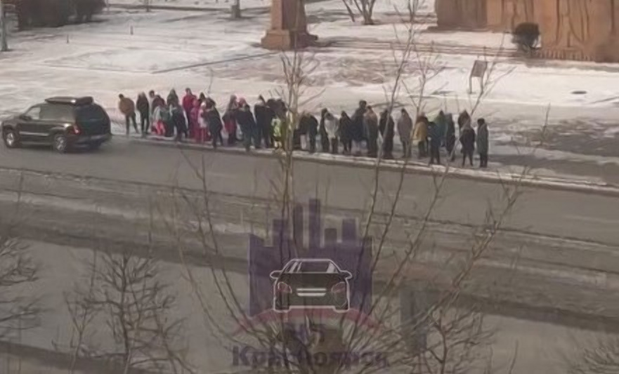 В Красноярске толпа подростков перебежала дорогу в неположенном месте