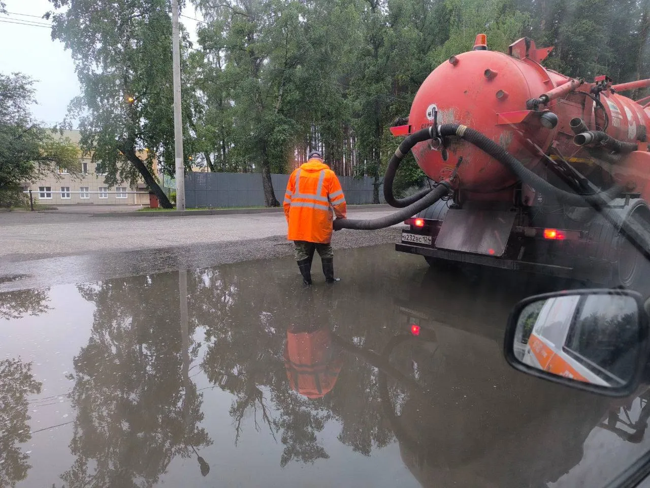 С улиц Красноярска откачивают дождевую воду