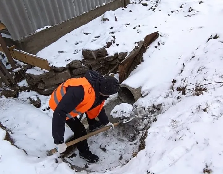 В Кировском районе Красноярска откачали талую воду