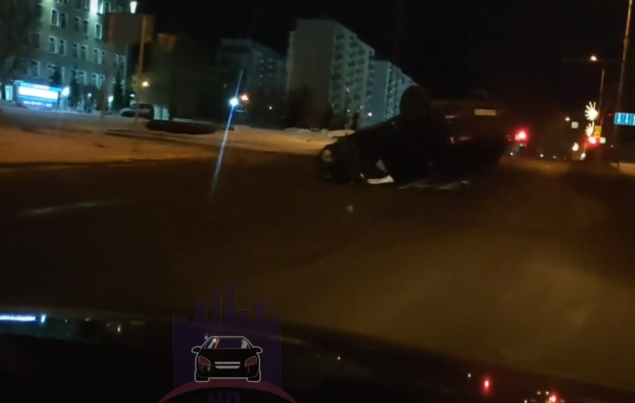 В Красноярске пьяная 28-летняя девушка-водитель врезалась в забор и перевернулась на Лесопарковой