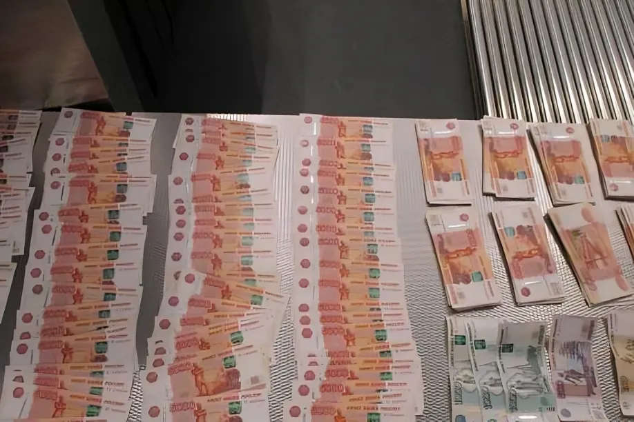 Туристка из Красноярска попыталась незаконно вывезти в Таиланд 2,2 млн рублей