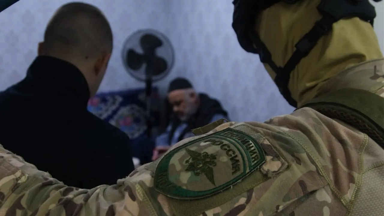 В Красноярске после рейда на рынке КрасТЭЦ два мигранта получили повестки в военкомат