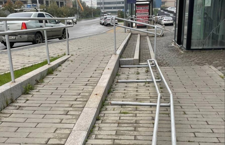 Красноярцы пожаловались мэру на сломанное ограждение у пандуса для маломобильных граждан