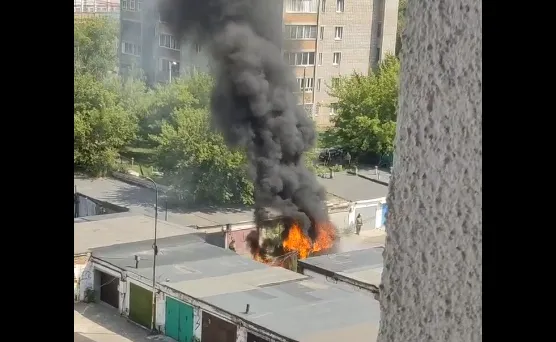 В Красноярске на улице Менжинского случился пожар на электроподстанции