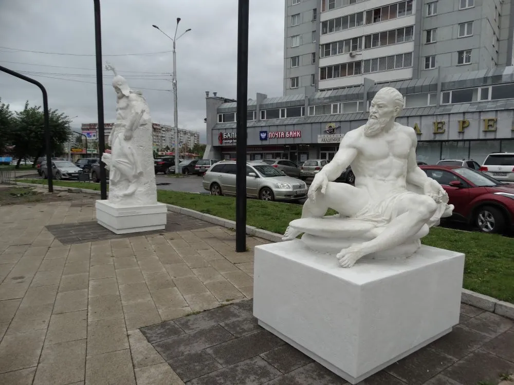 На Предмостной площади Красноярска появились две скульптуры