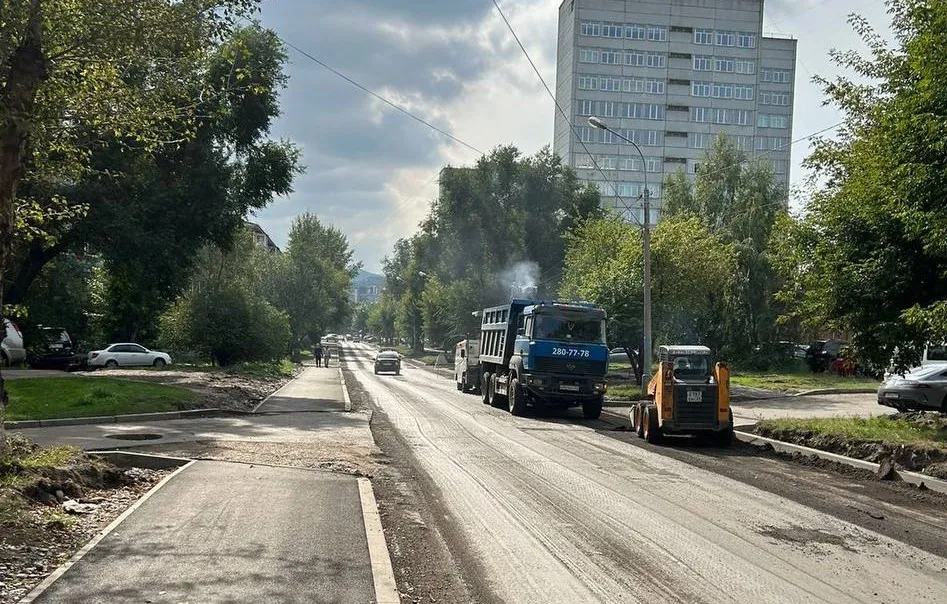 В Красноярске рабочие завершают фрезерование старого асфальта на Гладкова