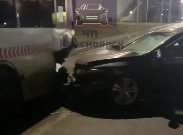 В Красноярске на Октябрьском мосту пьяный водитель врезался в автобус № 61