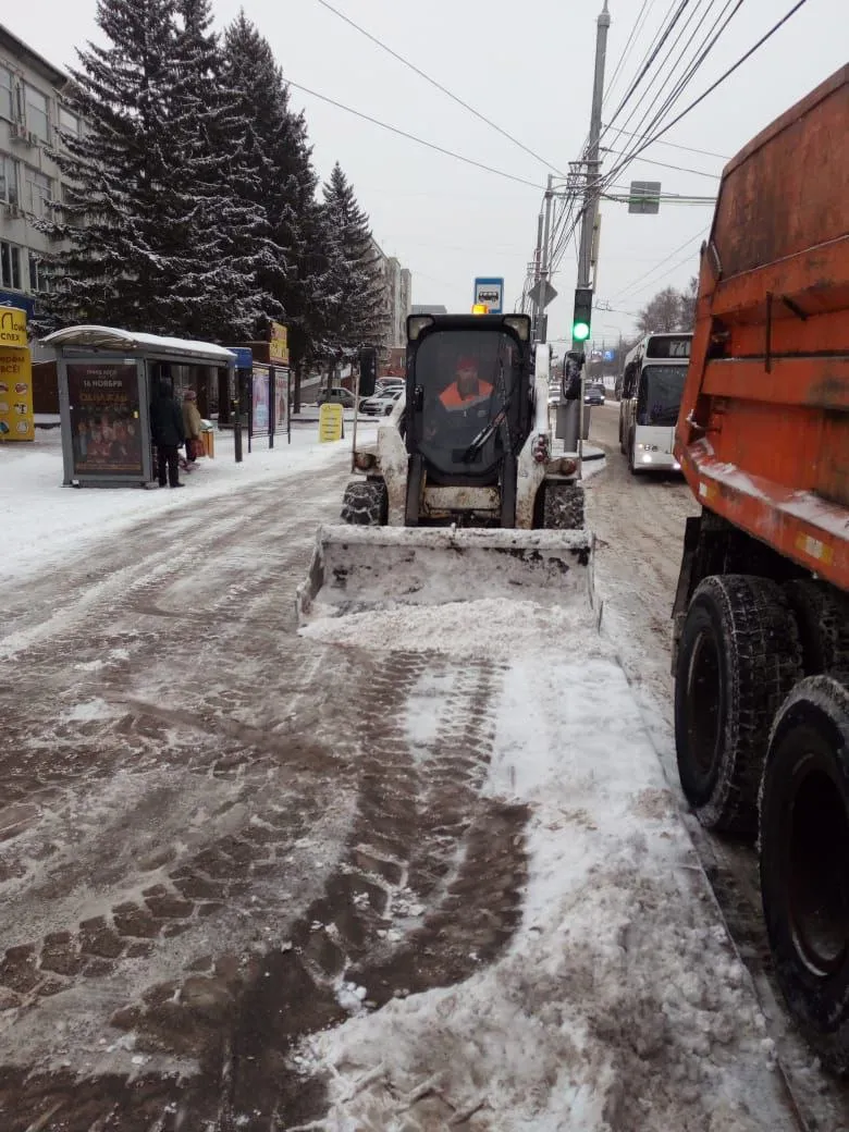 В Красноярске продолжается борьба с последствиями снегопада