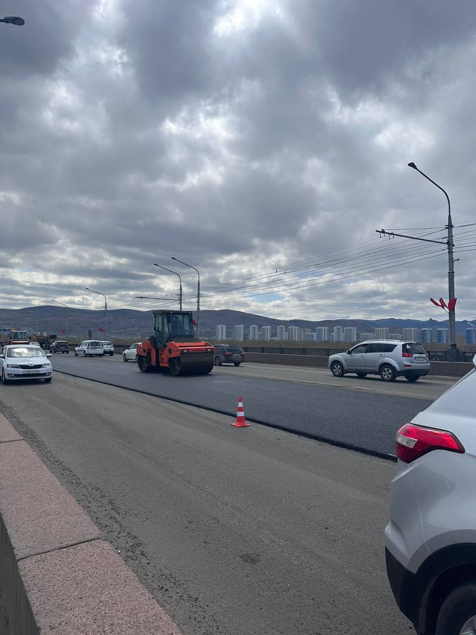 В Красноярске начали укладывать асфальт на Коммунальном мосту