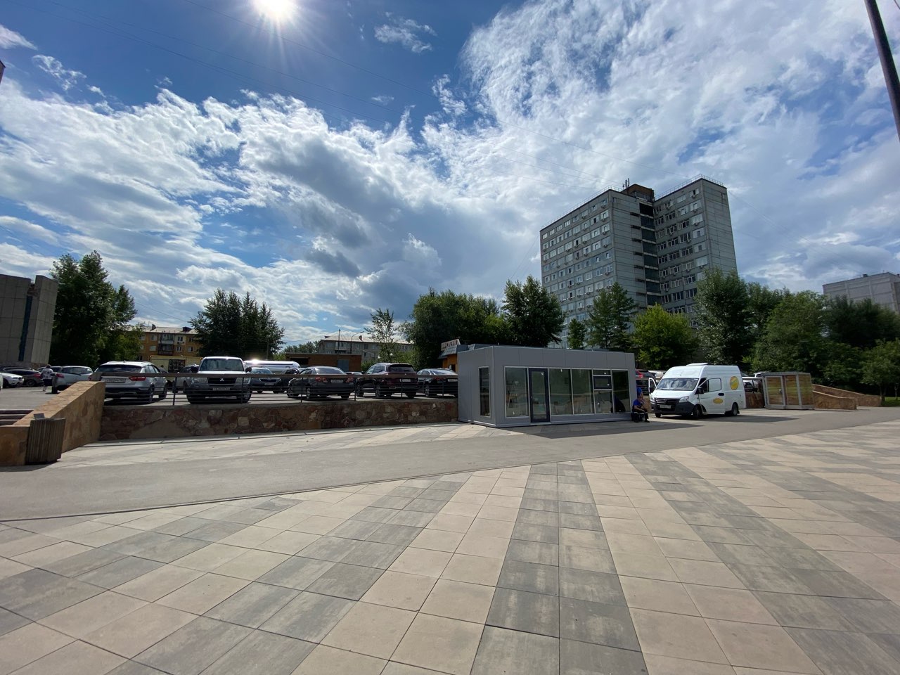 В парках Красноярска ремонтируют мебель и отмывают стены от граффити