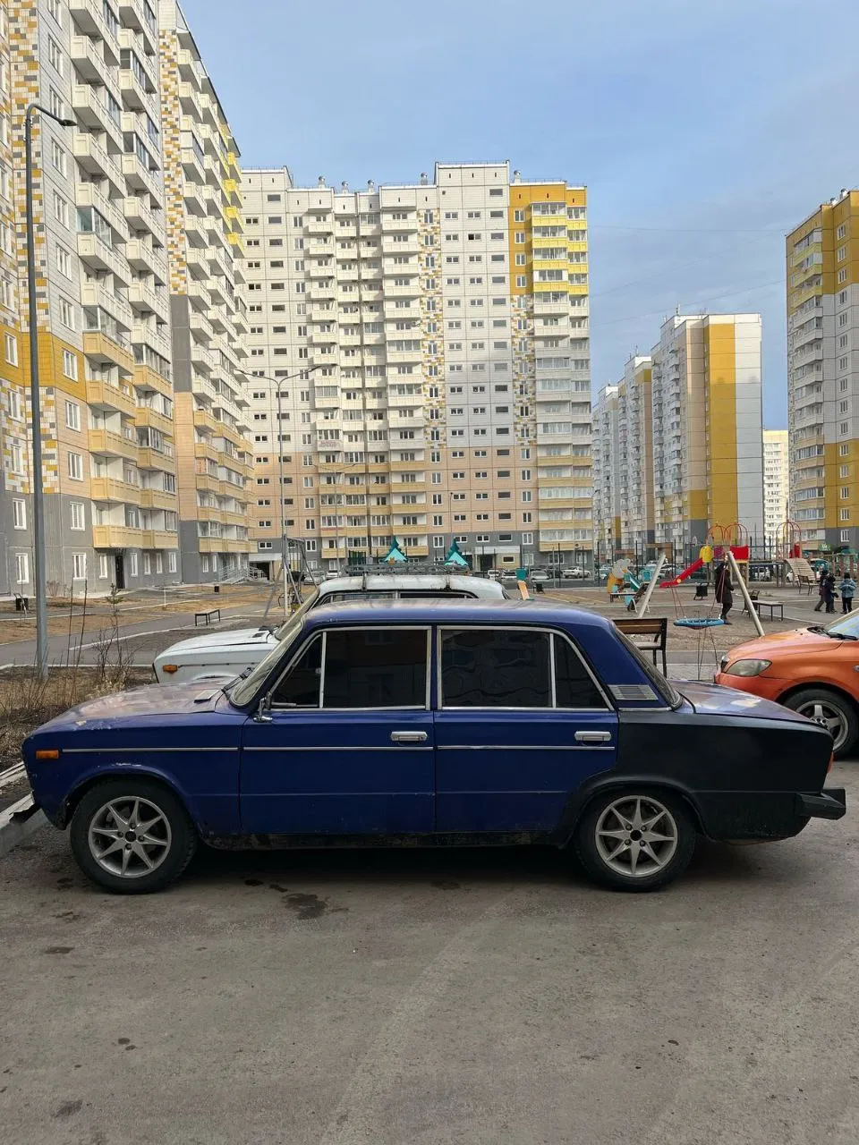 Красноярца будут судить за экстремистскую наклейку на автомобиле