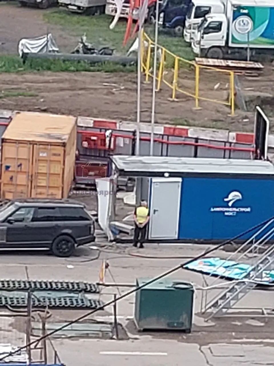 В Красноярске пьяный водитель врезался в стройплощадку метро на Молокова