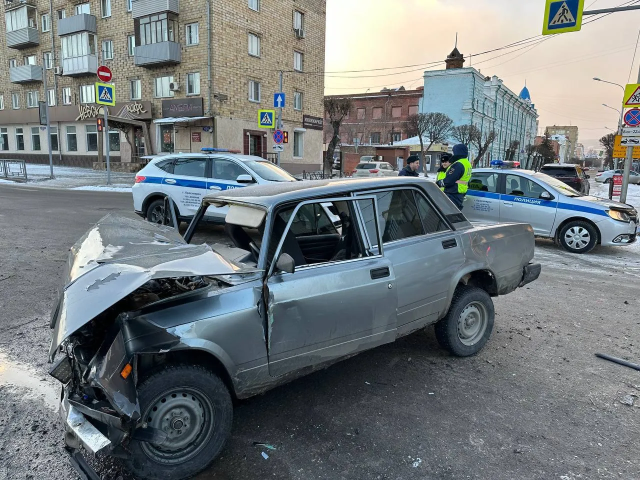 В центре Красноярска 17-летний водитель устроил аварию с автобусом