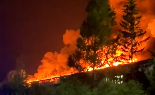 В красноярском Академгородке горел автосервис на площади 1 800 кв. метров