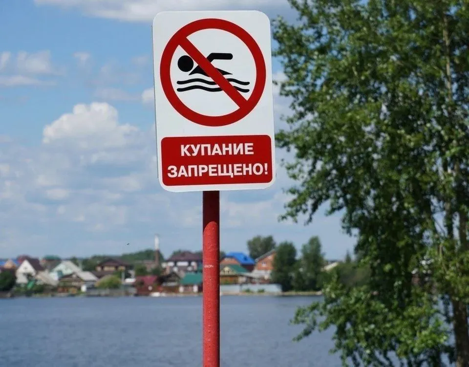 В Красноярске из Енисея вытащили купающихся детей