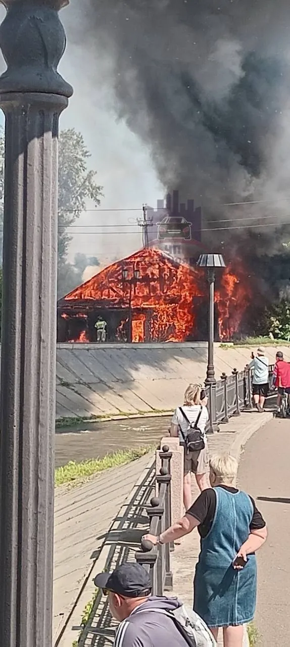 В Красноярске загорелся дом на улице Обороны