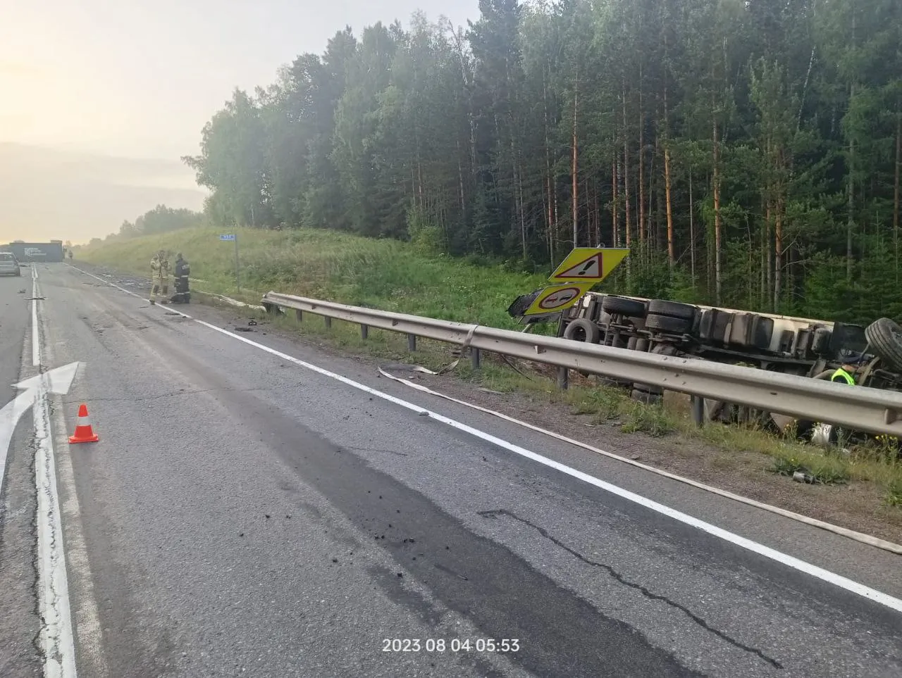 В Красноярском крае на трассе Р-255 после столкновения двух фур погиб 49-летний водитель