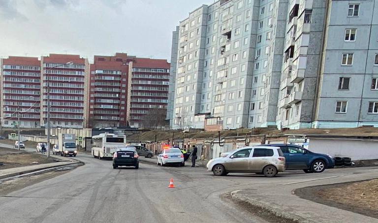 В Красноярске школьник решил сократить путь и попал под машину