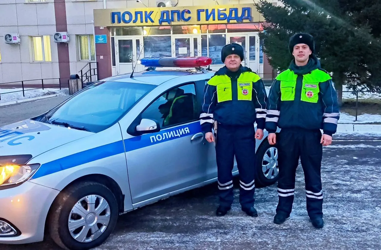 В Красноярске инспекторы ГАИ помогли беременной женщине