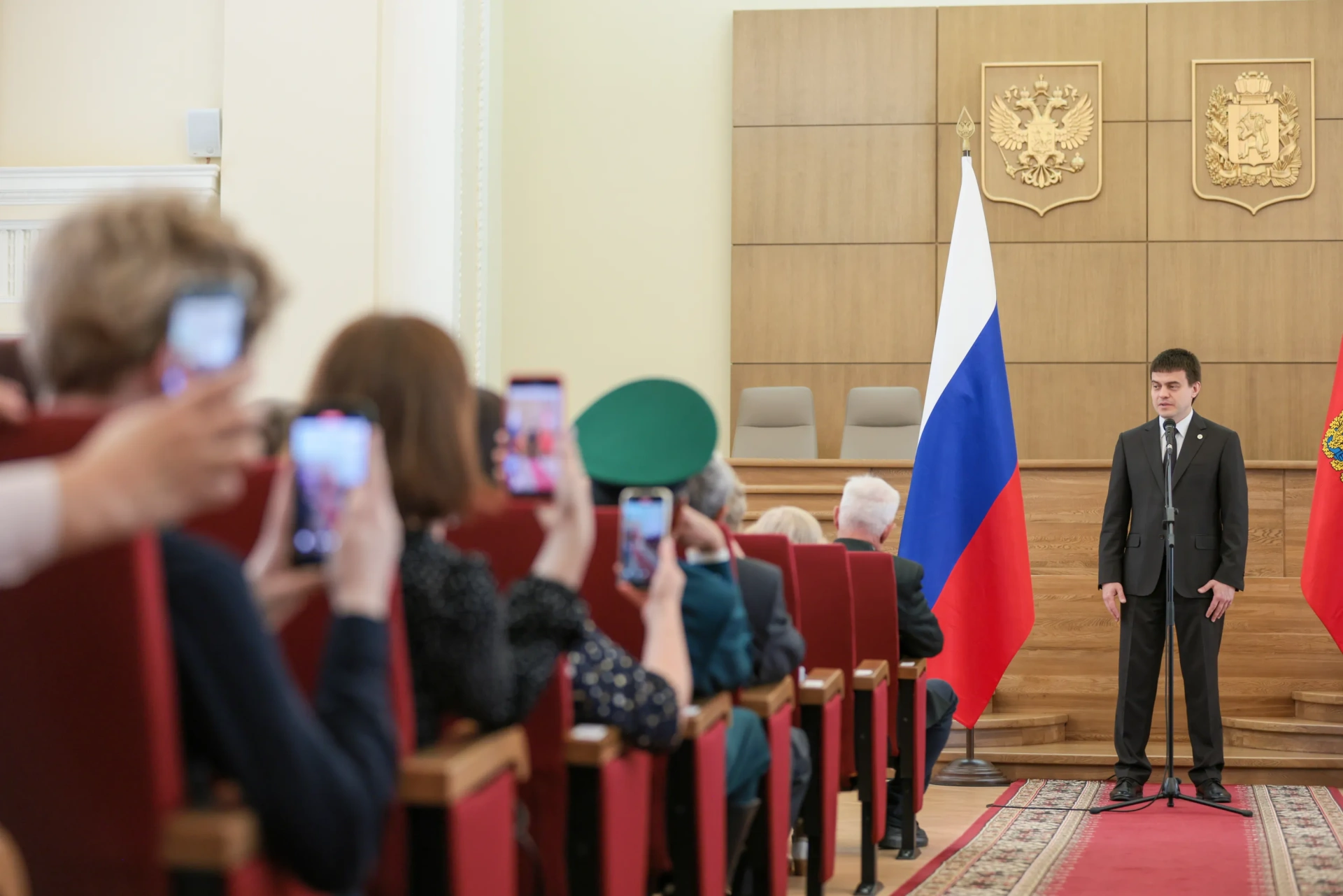 Михаил Котюков вручил награды 72 жителям Красноярского края