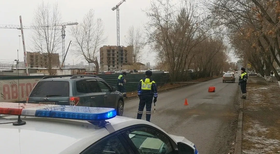 В Красноярске 12-летний школьник перебегал дорогу и попал под колеса автомобиля