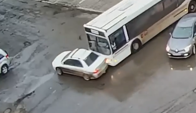 В Красноярске ГИБДД составила рейтинг маршрутных автобусов по частоте попадания в ДТП