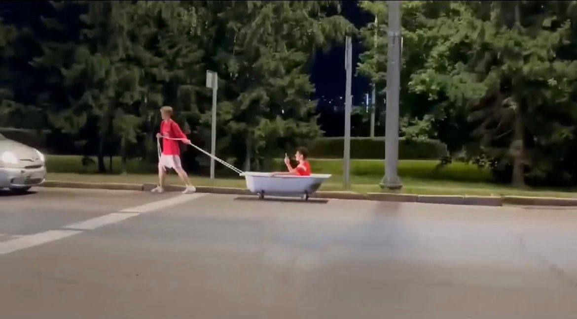 Полиция нашла парня, катавшего друга в ванне по центру Красноярска