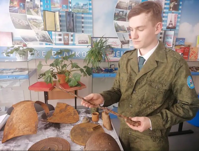 В школе № 152 наградили участников поискового отряда «Енисей-Л»