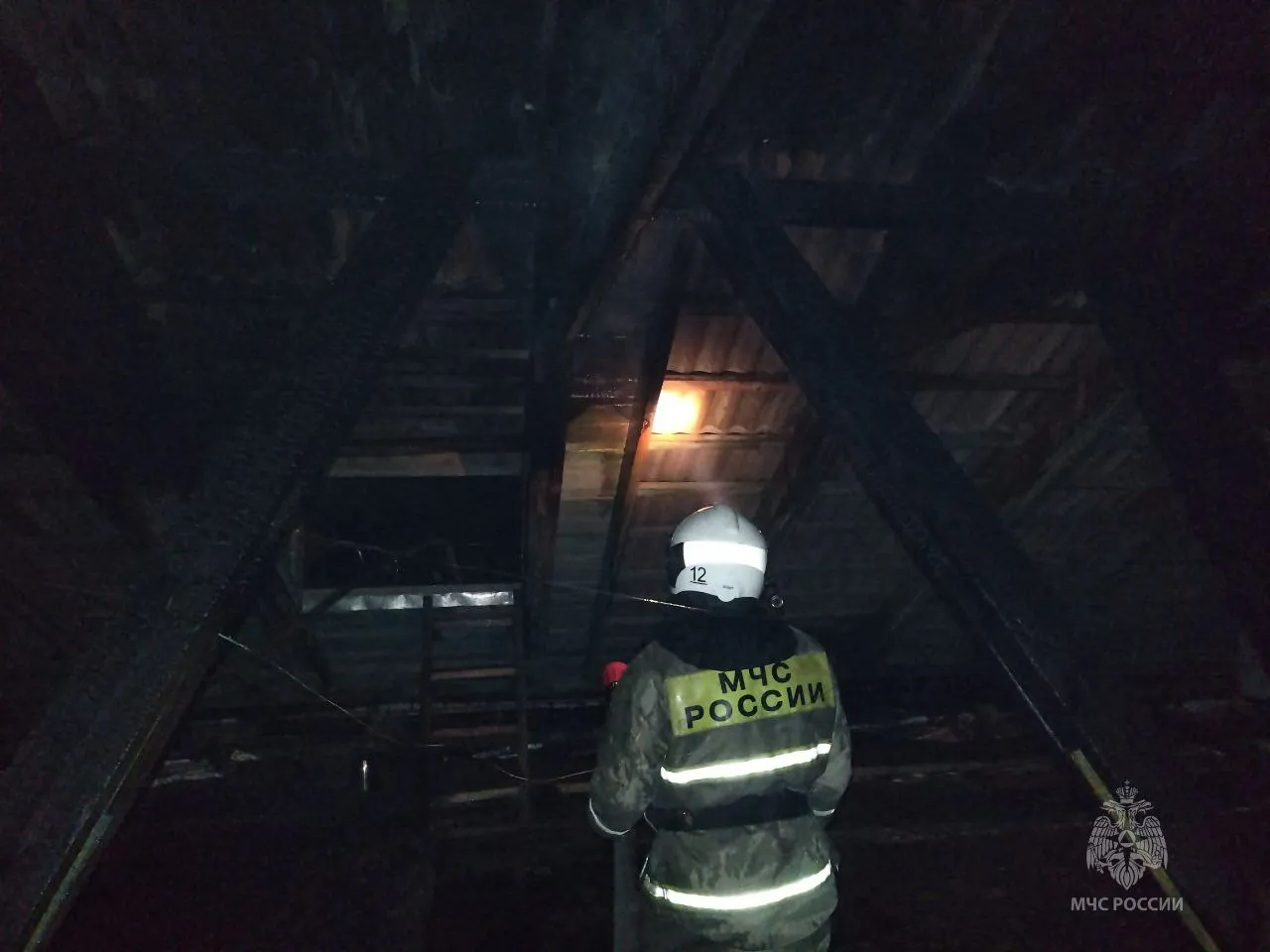 В Назарове на площади 240 кв. метров сгорела кровля жилого дома