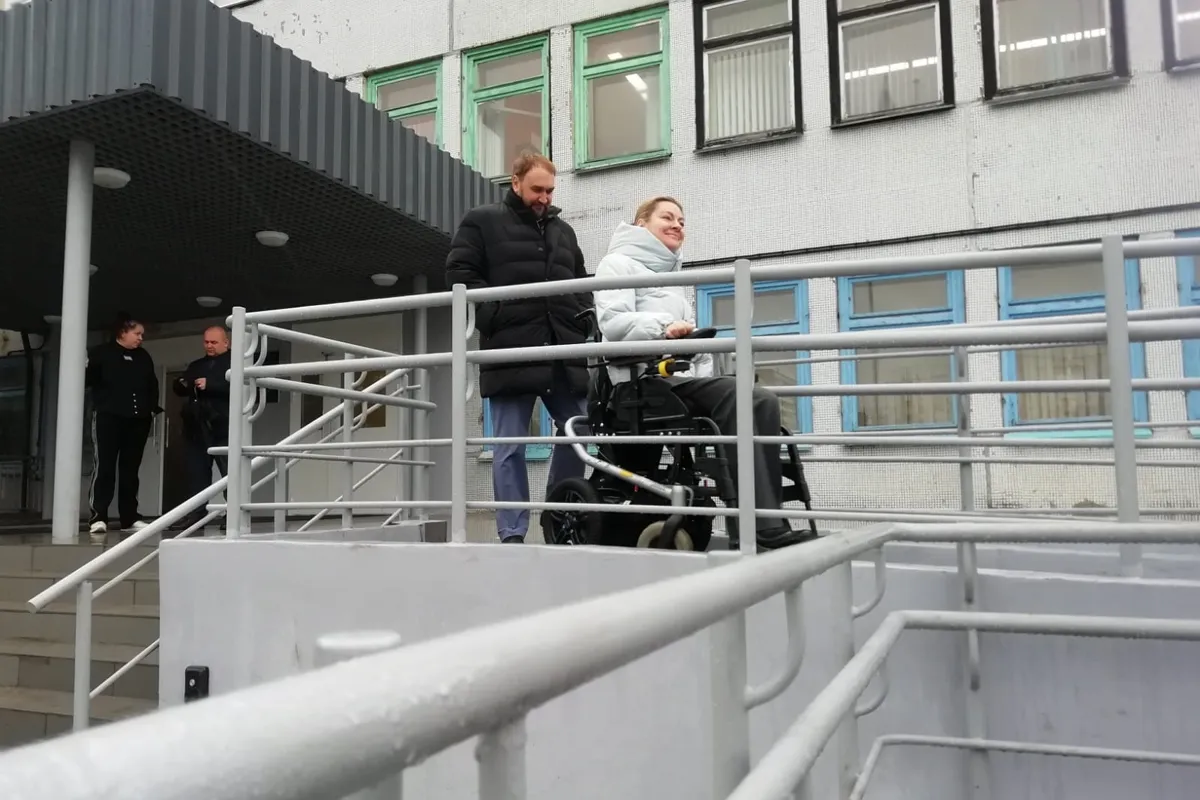 В красноярской школе № 18 в Северном установили пандус для маломобильных
