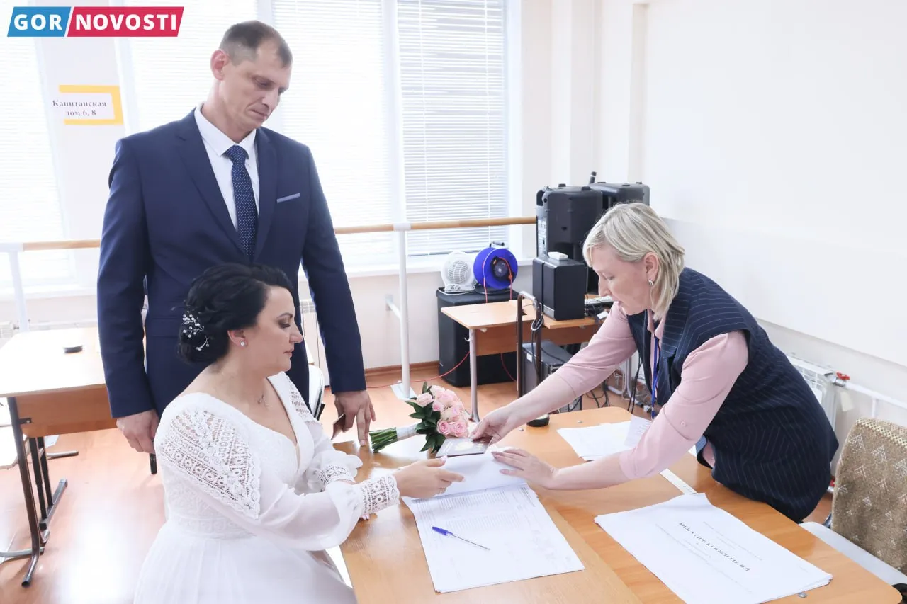 В Красноярске молодожены сразу после загса поехали на избирательный участок