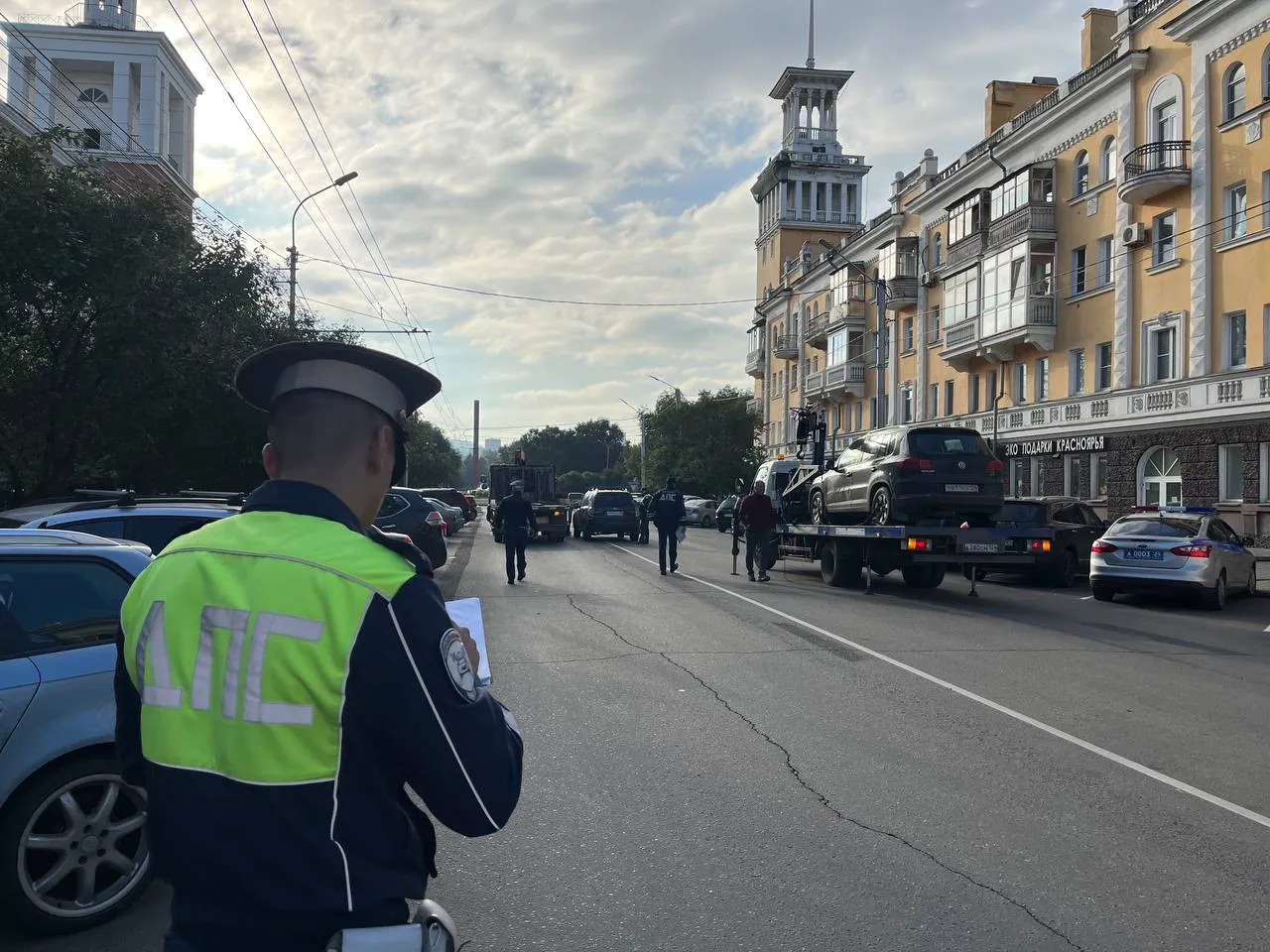 Полицейские массово эвакуируют автомобили нарушителей в центре Красноярска
