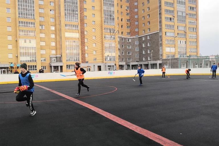 В Красноярске прошли финальные соревнования по флорболу среди дворовых команд