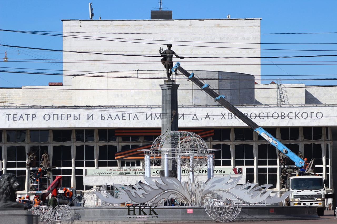 В Красноярске фонтаны на Театральной площади начали готовить к открытию сезона