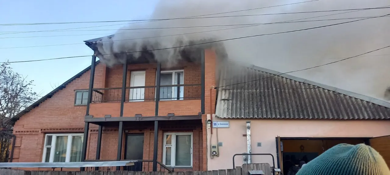 В Красноярске горят три частных дома в Суворовском на площади 250 кв. метров
