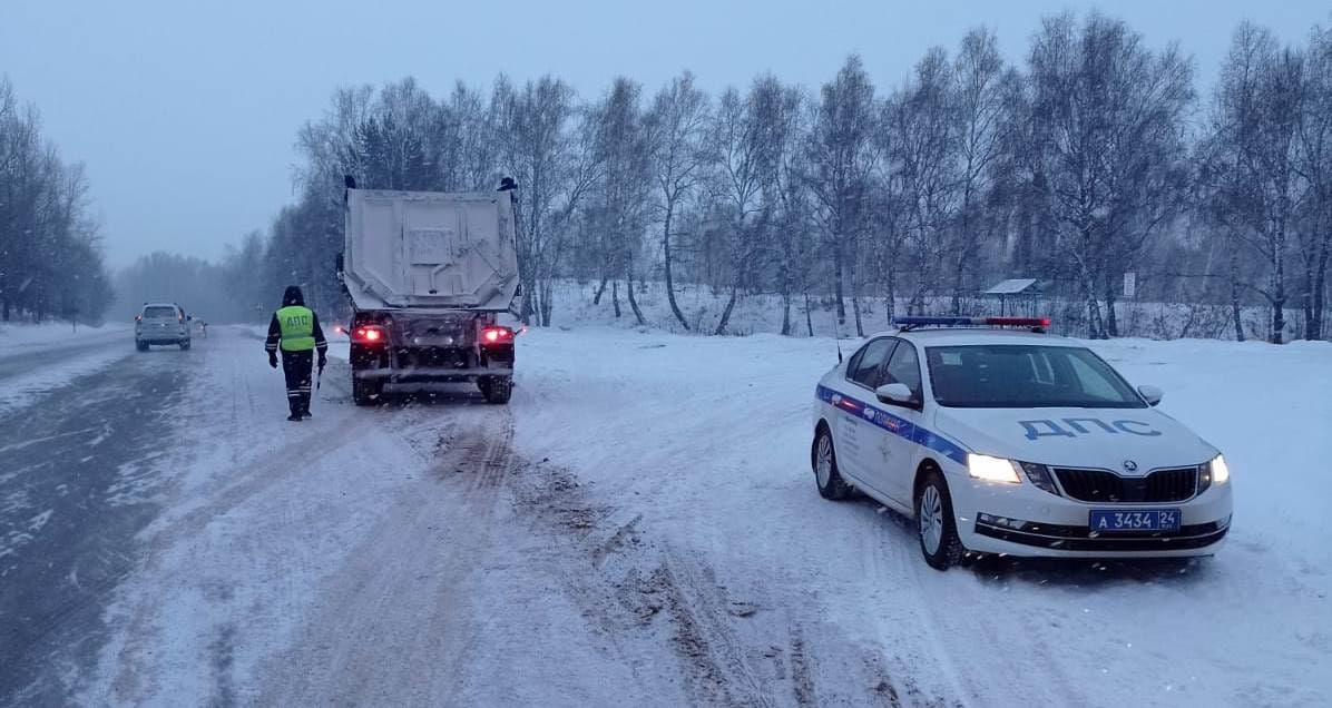 В Красноярском крае на трассе Р-257 «Енисей» ограничивали движение из-за снегопада