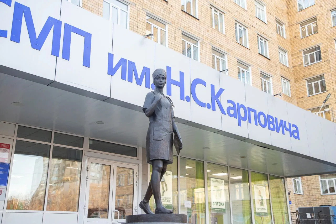 В Красноярске у БСМП установили скульптуру медицинской сестры