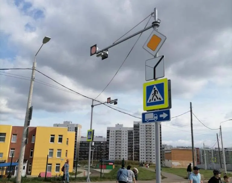 В красноярском Солнечном возле школы № 156 сделали парковку, тротуар и светофор
