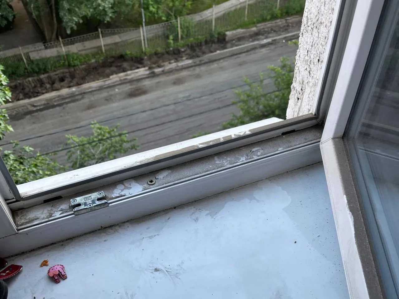 В Красноярске женщину осудили на 1,5 года за выпавшую из окна внучку