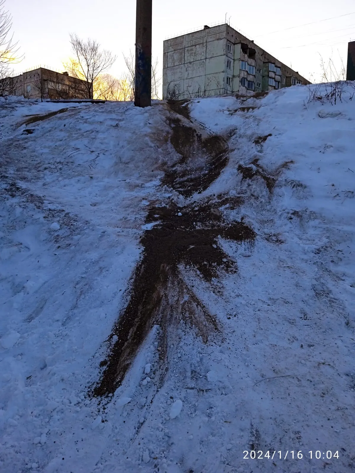 В Красноярске засыпают опасные стихийные горки