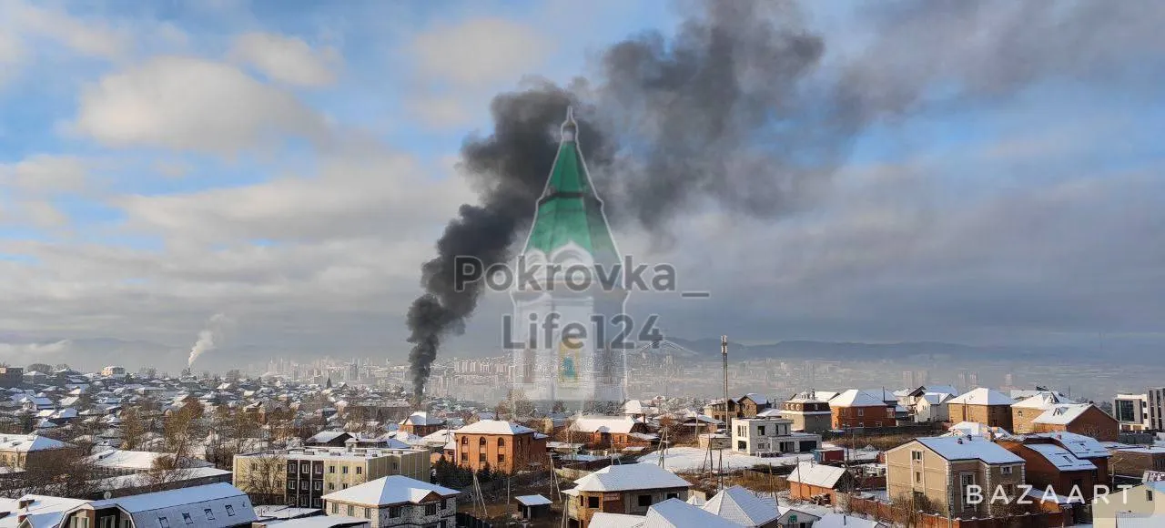 В красноярской Покровке горит частный дом на площади 144 кв. метров