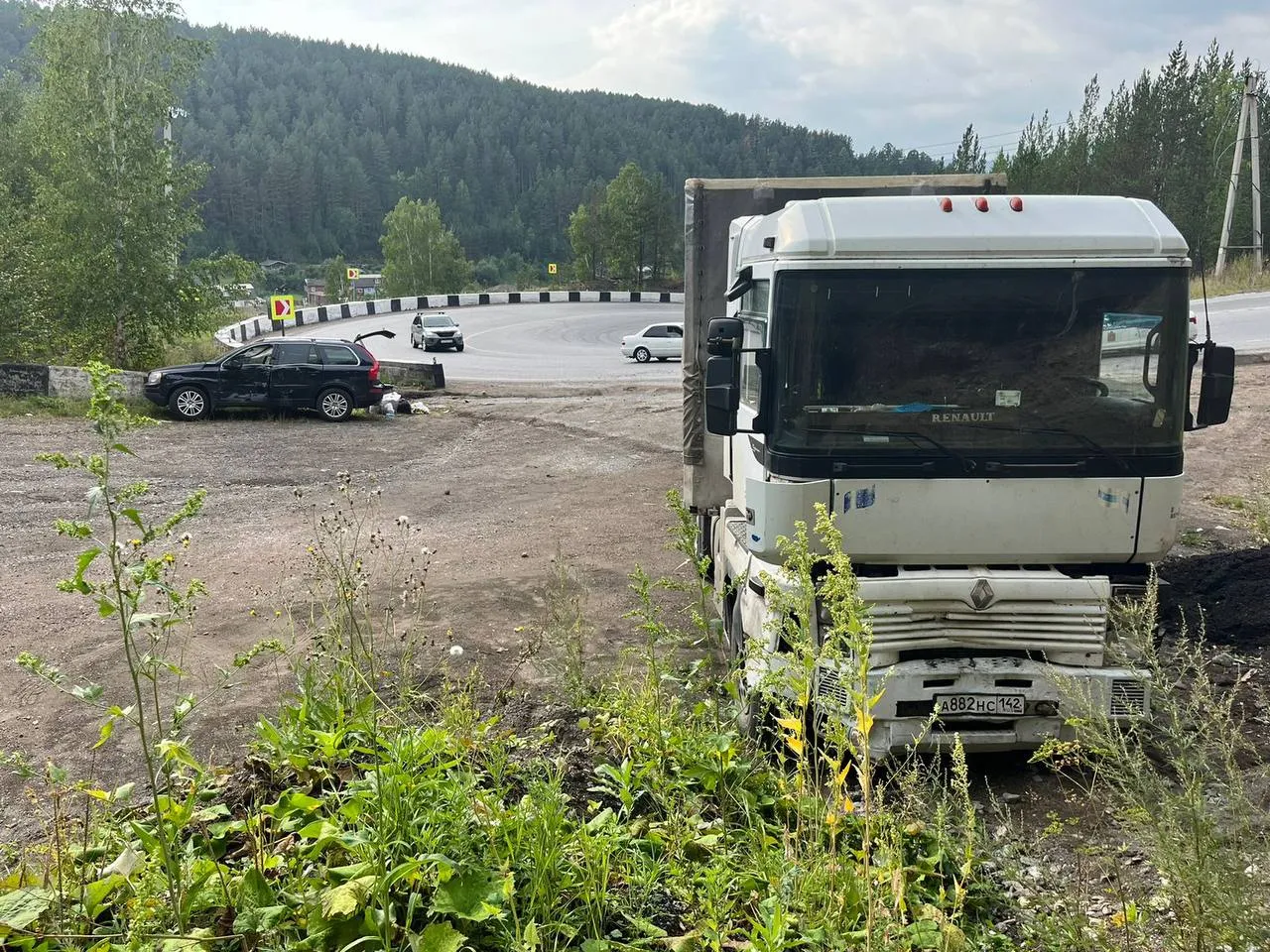 Под Красноярском в аварии с грузовиком пострадала полуторогодовалая девочка