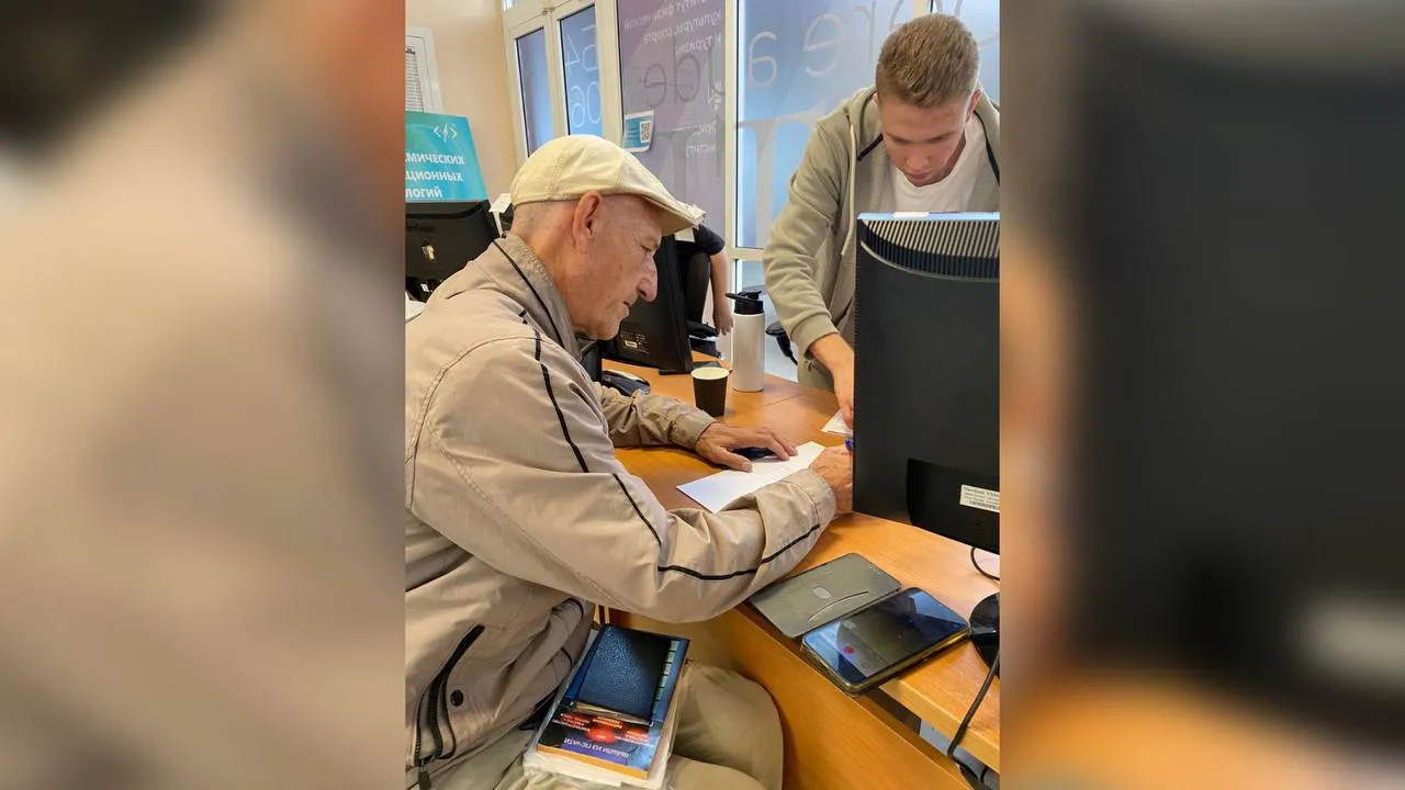 В Красноярске 75-летний пенсионер получил сертификат на обучение в СФУ
