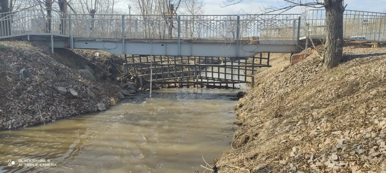 Уровень воды в малых реках Красноярска далëк от критического