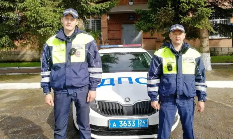 В Красноярском крае сотрудники ДПС помогли доставить в больницу 2-летнего мальчика без сознания