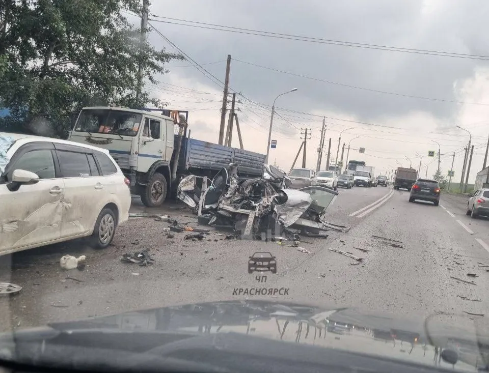 В Красноярске на улице Пограничников произошла массовая авария с пострадавшими