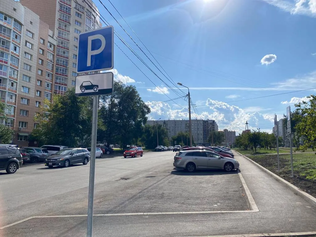 В Красноярске рядом с поликлиникой на Мате Залки открыли дополнительную парковку