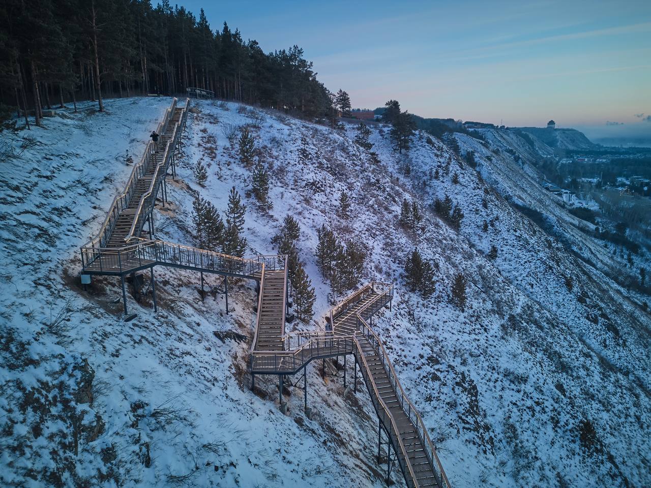 В Красноярске достроили лестницу из «Гремячей гривы» до Удачного